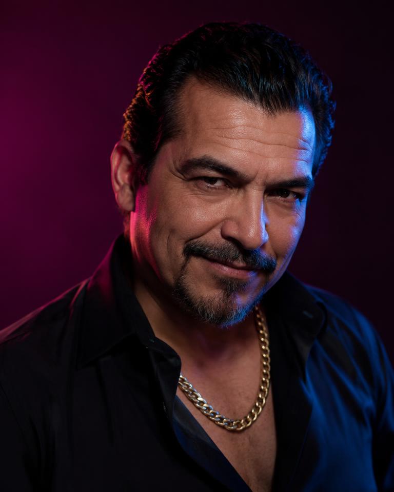 Raúl, Dueño del club — personaje de la serie La Corona